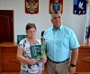 Глава МО п. Михайловский А.М. Романов вручил семьям погибших участников СВО "Книгу памяти Саратовской области".