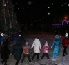 31 декабря на площади микрорайона Солнечный, вокруг красавицы - ёлки прошло новогоднее уличное гулянье